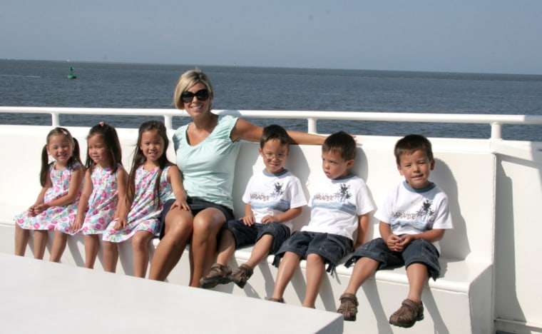 Kate Gosselin and children on the ferry. Episode 510: Tea Party.